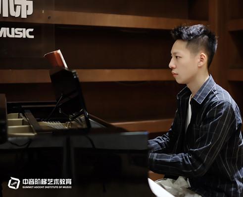 怎么报考中央音乐学院？