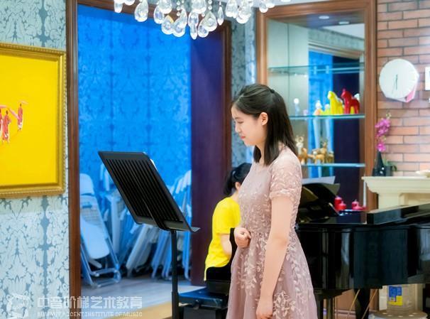 学钢琴大概多少钱