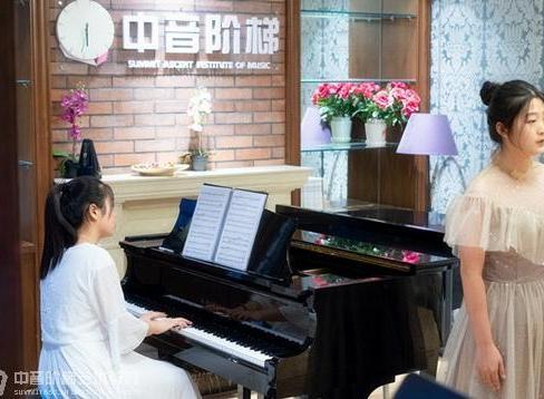 学钢琴大概多少钱