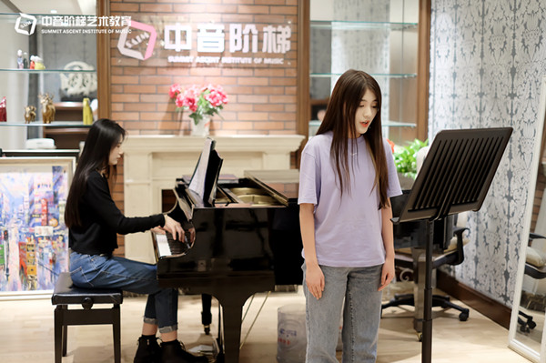 电子琴和钢琴的弹法一样吗