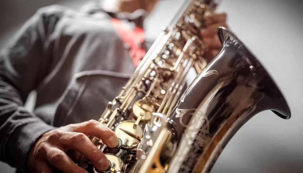 萨克斯有什么吹奏方法？萨克斯和圆号学哪个更好？