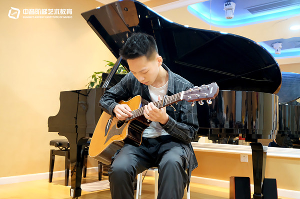 高中音乐生学吉他可以吗？高中女生学吉他好不好？