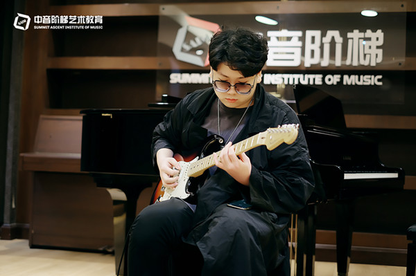 贝斯<a href=//www.mpl99.com/dongtai-6606.html target=_blank class=infotextkey>艺考培训班</a>