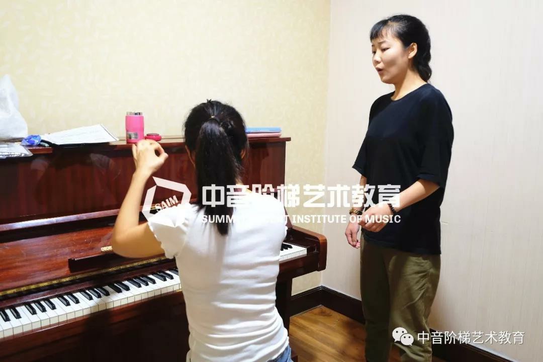 学习钢琴有哪些成本？1对1钢琴培训费用大概多少钱？