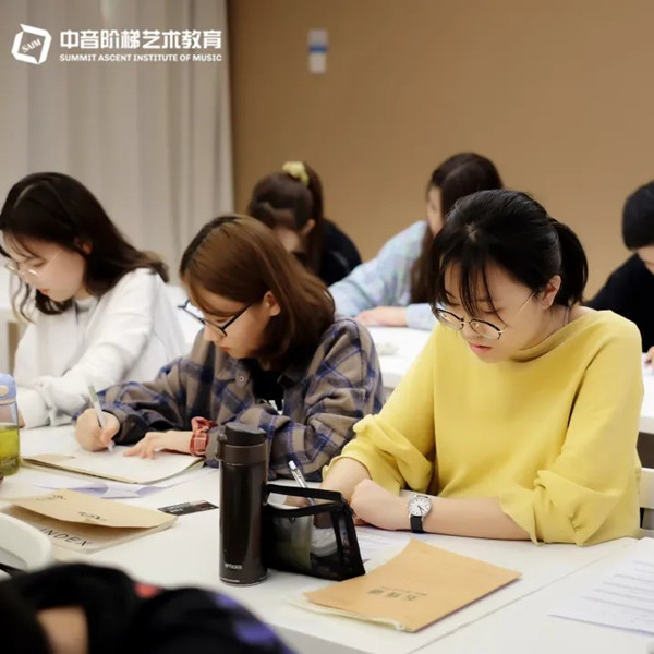 学声乐要学乐理吗？学声乐可以去哪个培训机构？