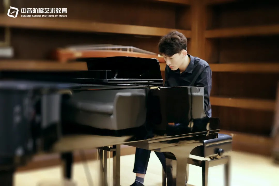 如何选择钢琴类艺考集训机构？学钢琴有什么好处？