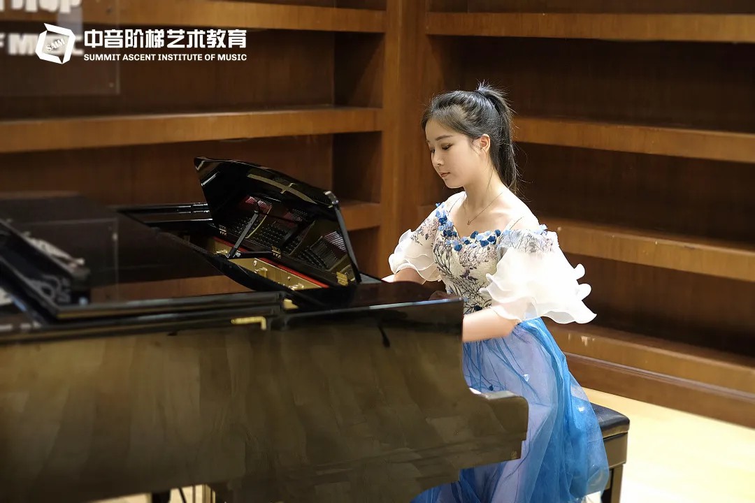 西洋乐器高考集训费用包括哪些？正确的弹奏钢琴的手型是什么？