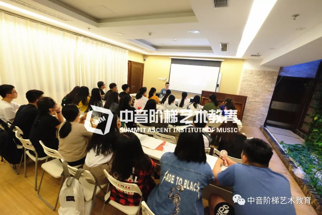 声乐培训班多少钱一节课？音乐学校声乐培训班的收费标准吗？